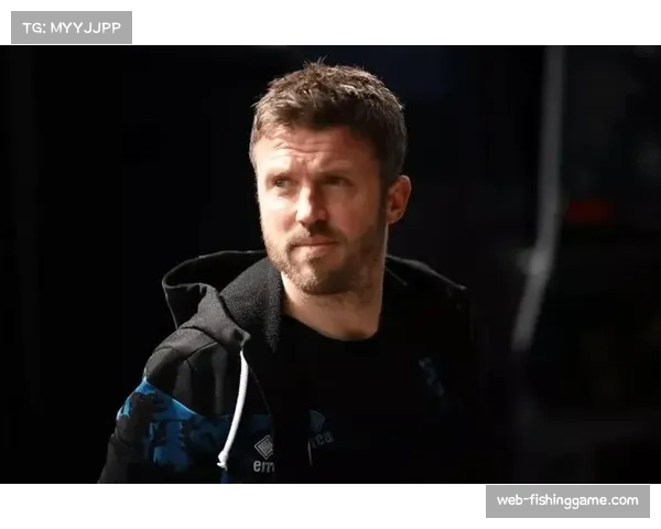 老特拉福德雨战，卡里克场边激情指挥引关注