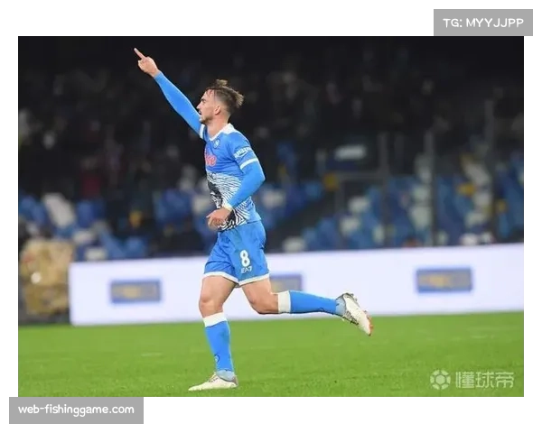 更衣室瞬间：赛后那不勒斯全队围拢，为打入绝杀球的老将默滕斯庆祝