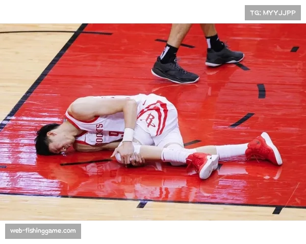 伤情更新：马赛中锋在一次争顶后无法坚持，被担架抬离场